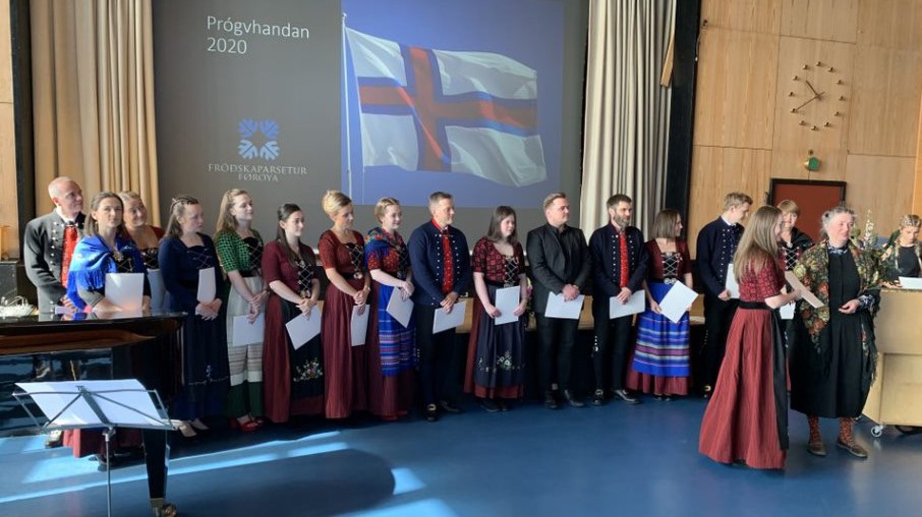 Lærarar fáa handað prógv 2 (2).jpeg