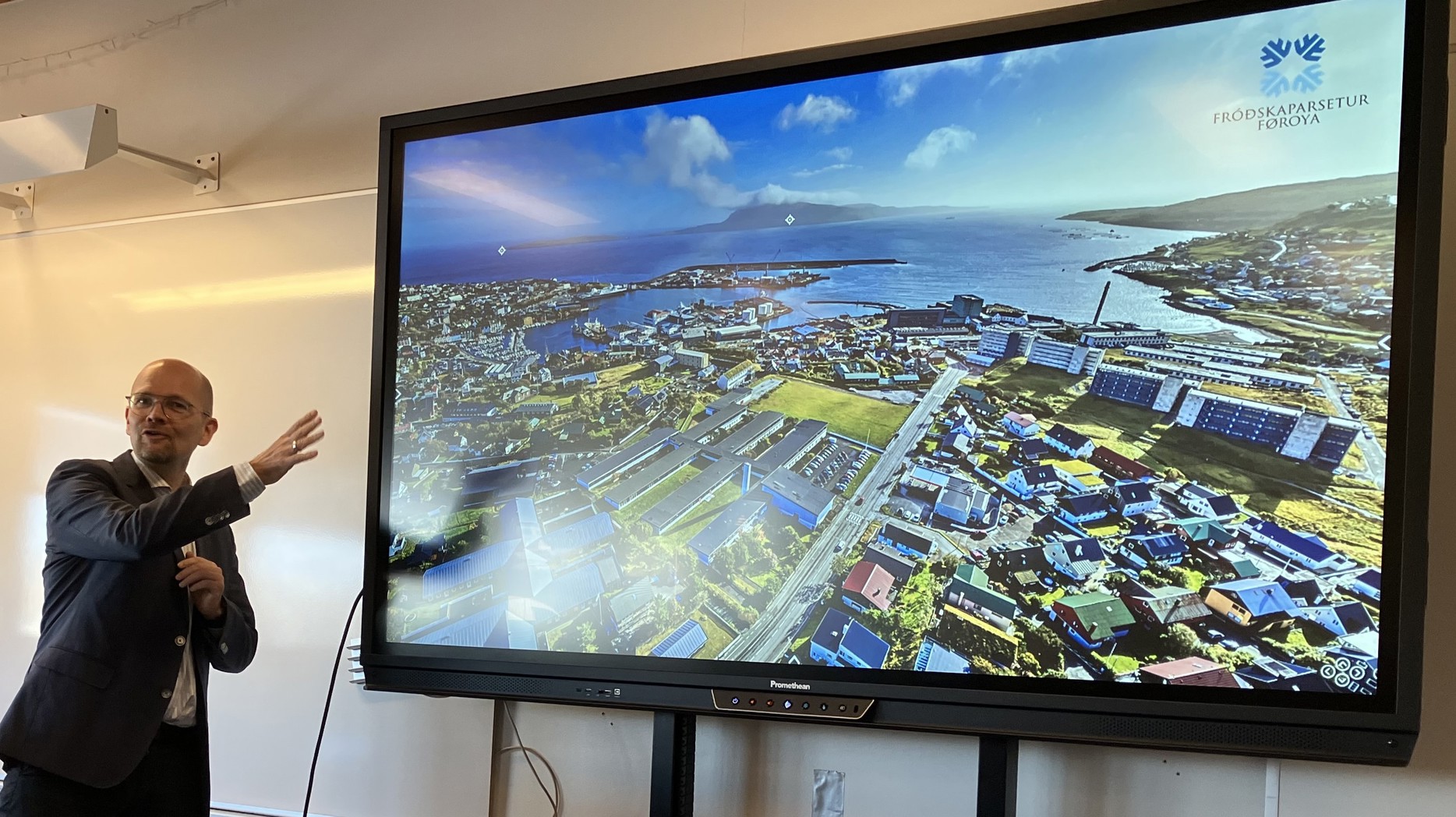 Ólavur Ellefsen vísir arkitektum byggiøkið á ástaðarfundi í mars 2023 KLIPT.jpg