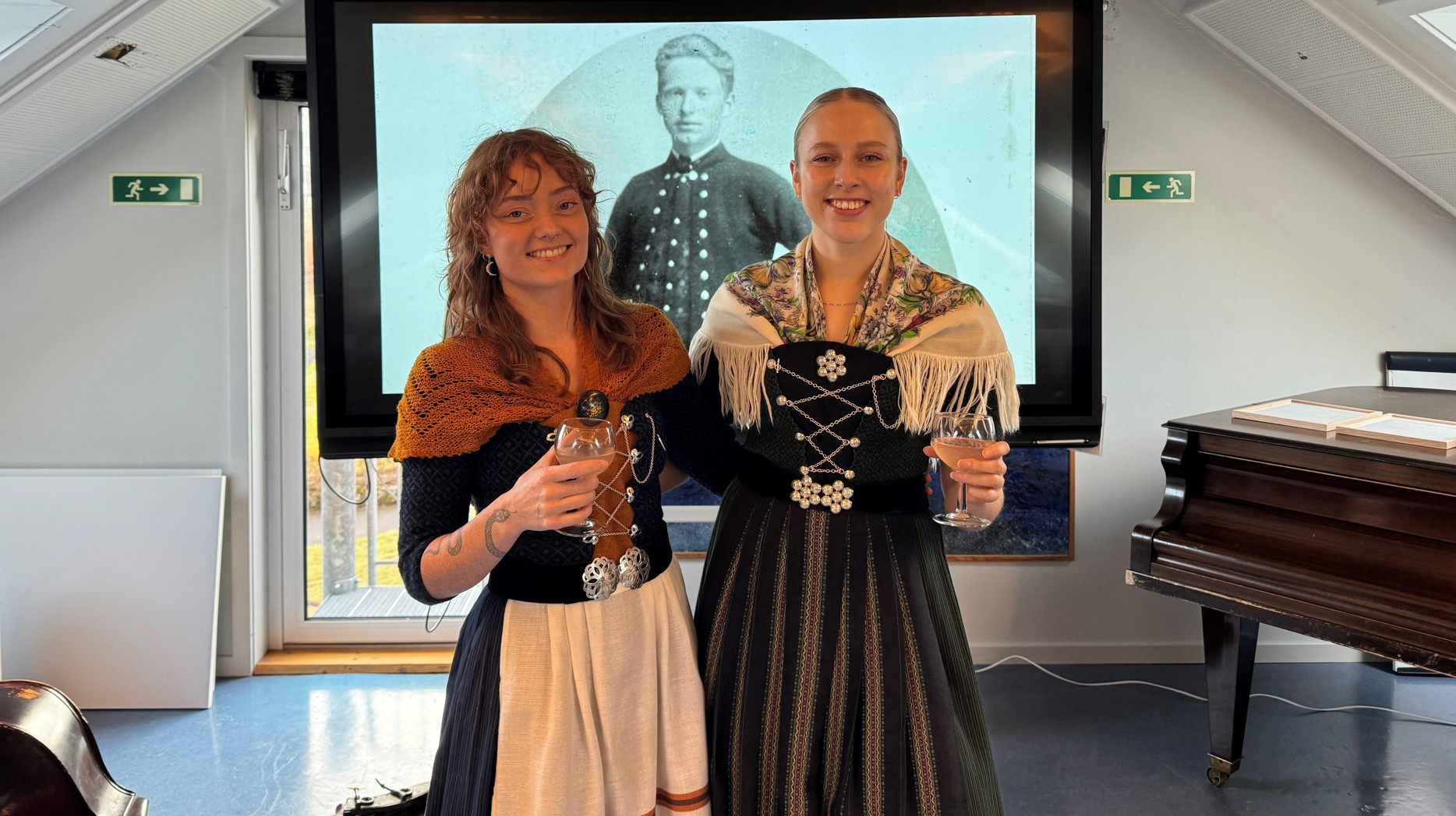 Stór Mynd Klipt Rannvá Og Vár Framman Fyri Mynd Av Thorvaldi