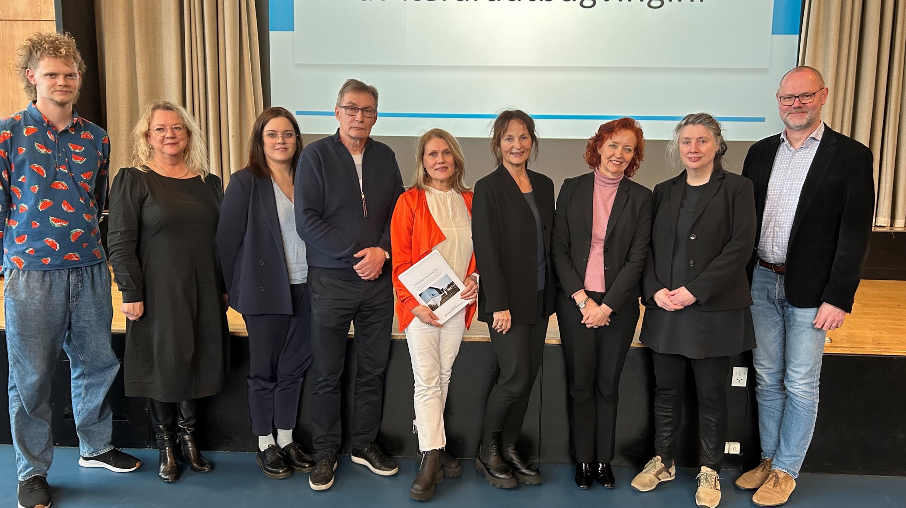 Mynd Av Høvuðspersónunum Í Auluni Februar 2024